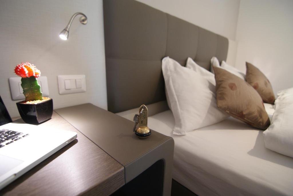 Deze tweepersoonskamer heeft 1 tweepersoonsbed of 2 aparte bedden, een balkon en uitzicht op de tuin