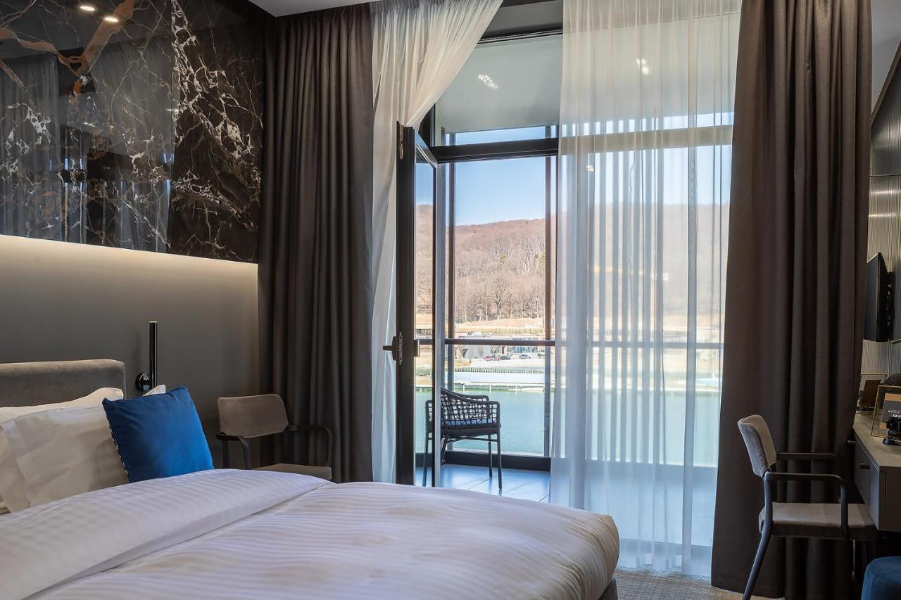 Kamer met Kingsize Bed en Uitzicht op Meer