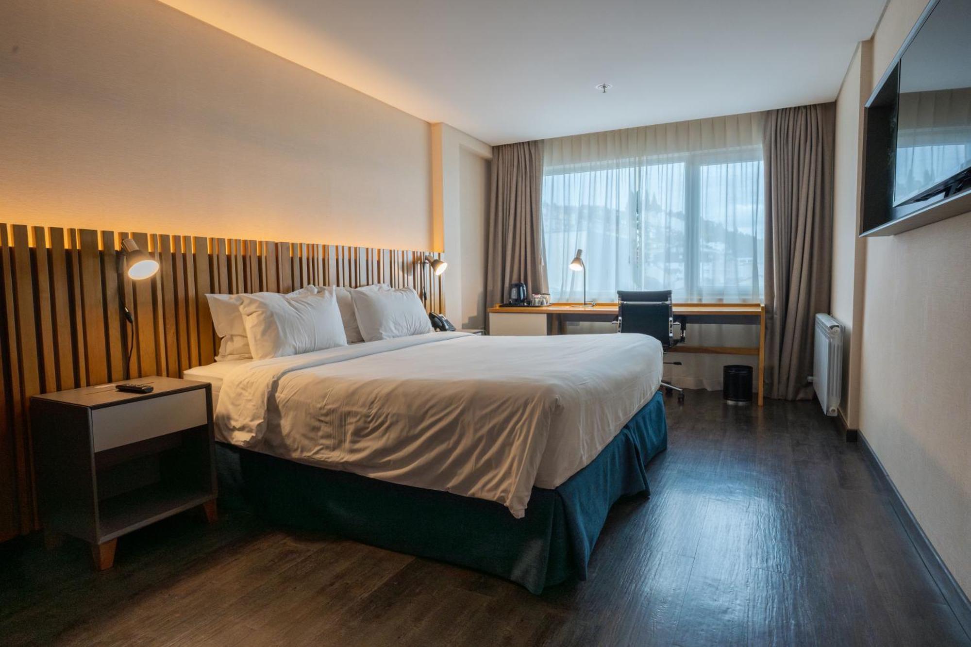 Kingsize Bed met Uitzicht op de Stad