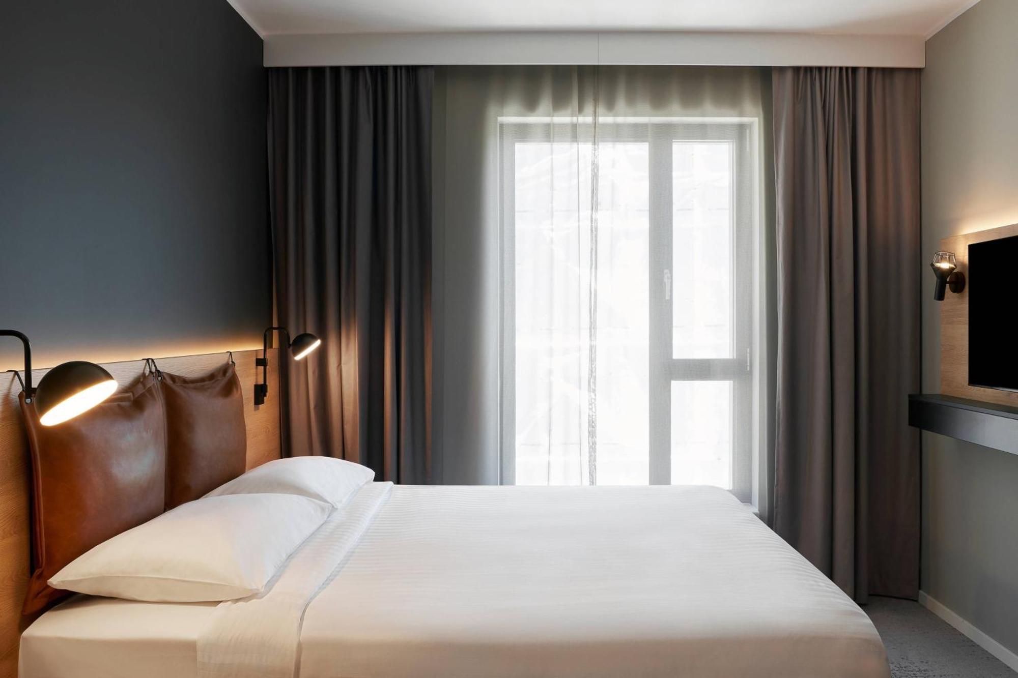 Moxy Queen Room