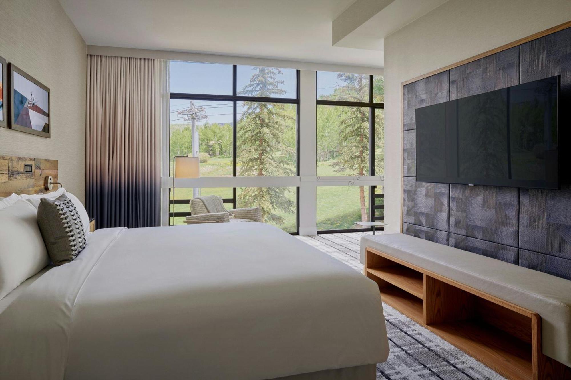One-Bedroom Premium King Suite Mountain View