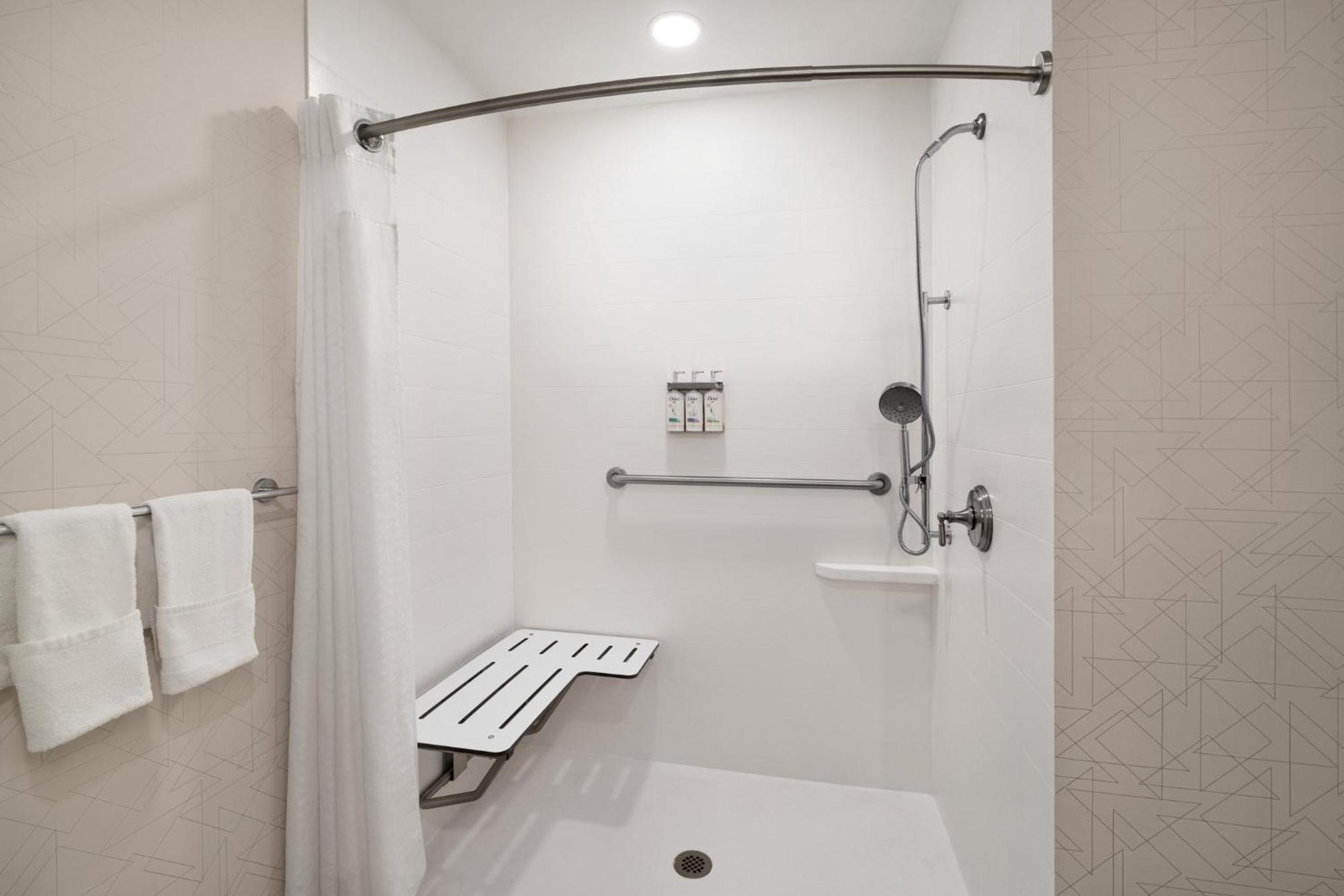 King Room - Mobility Access/Roll in Shower - Non-Smoking
