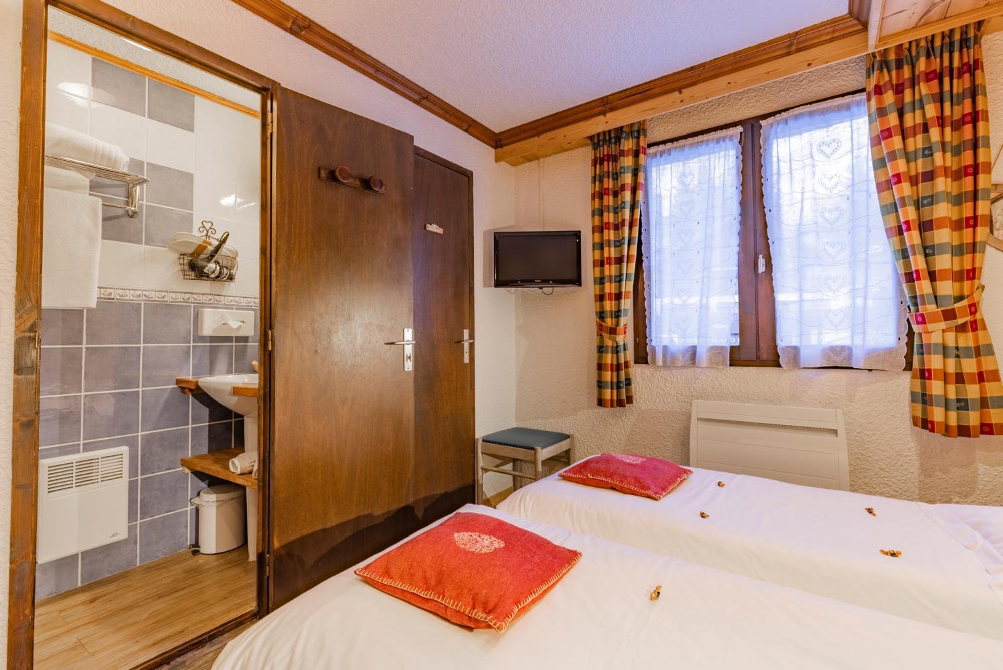Zweibettzimmer mit Dusche