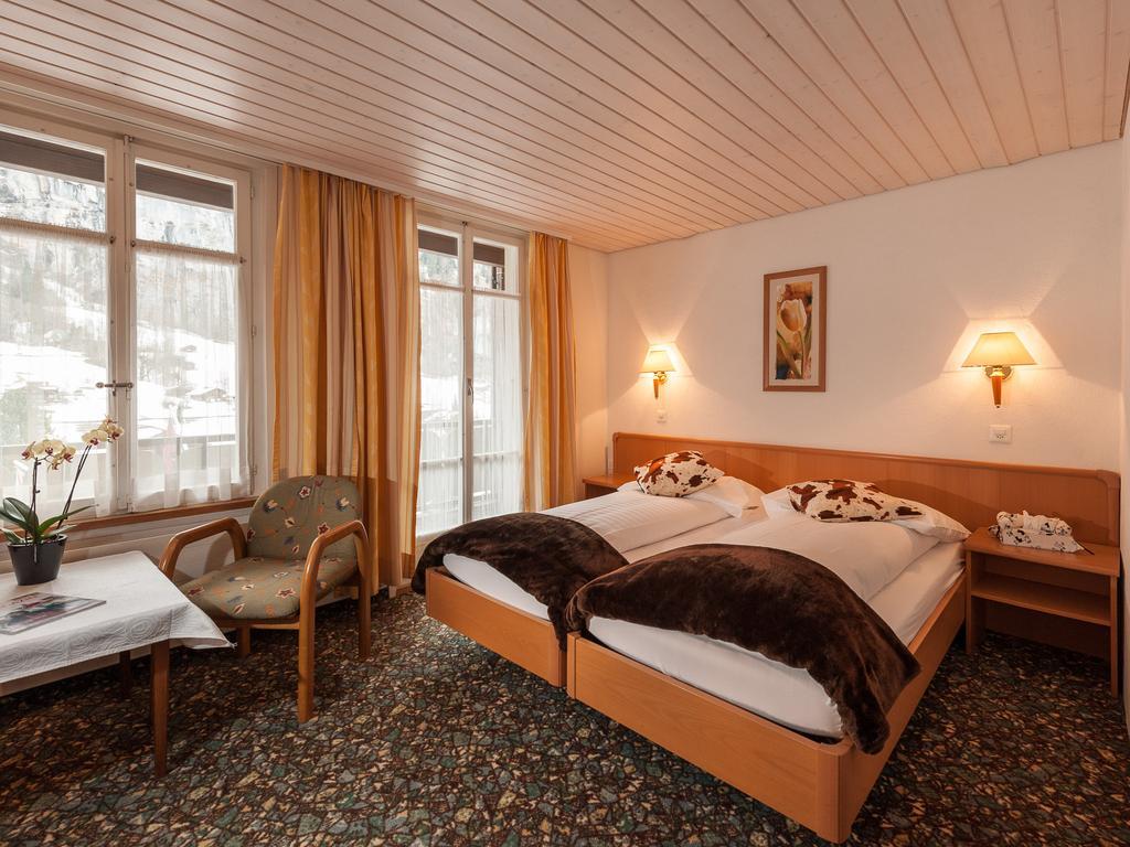 Tweepersoonskamer met Balkon en Uitzicht op de Bergen