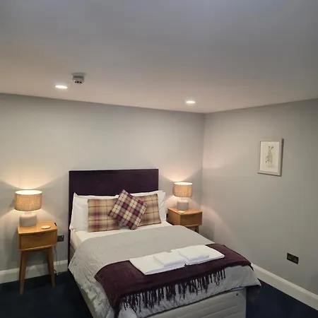 Darlington Arms By The Airport - Free Parking - Bar & Food-3