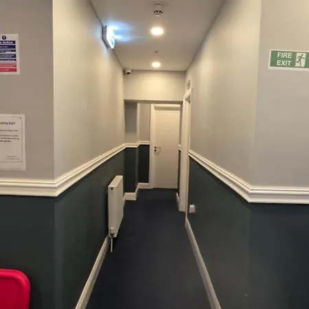 Darlington Arms By The Airport - Free Parking - Bar & Food-2