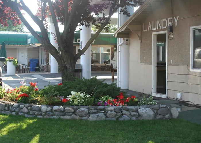 3 star hotels Okanagan Seasons Resort