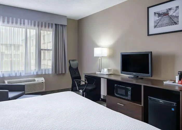 Motel: Ramada By Wyndham Thunder Bay Airlane Hotel