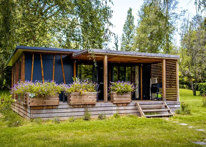 Hôtel accueillant les animaux: Camping Parc d'Audinac les Bains 3 étoiles - Piscine chauffée - Vue montagne