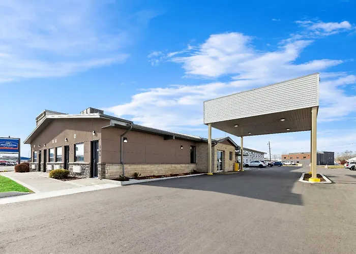 Pet Friendly hotel: Howard Johnson By Wyndham Thunder Bay