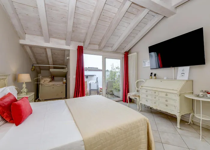 Le Reve - Lake View Rooms