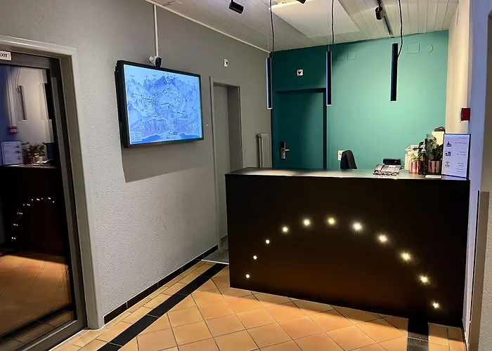 Hotel Merkur - West Station Lodge