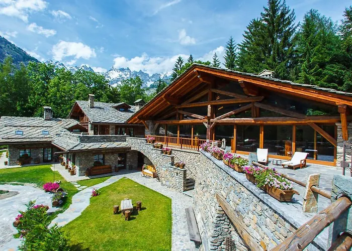 Hotel con piscina: Au Coeur Des Neiges Resort Spa & Free E-Bike